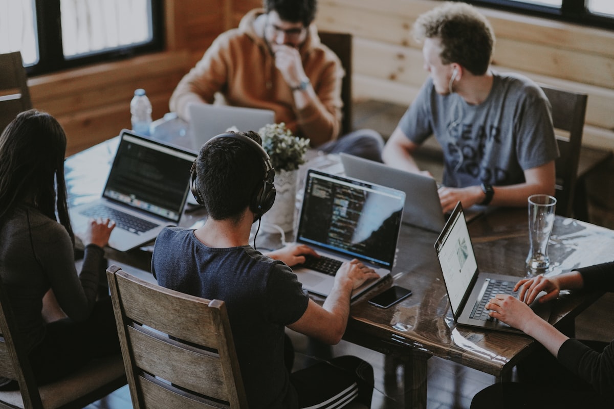 Team che collabora in una sessione di lavoro