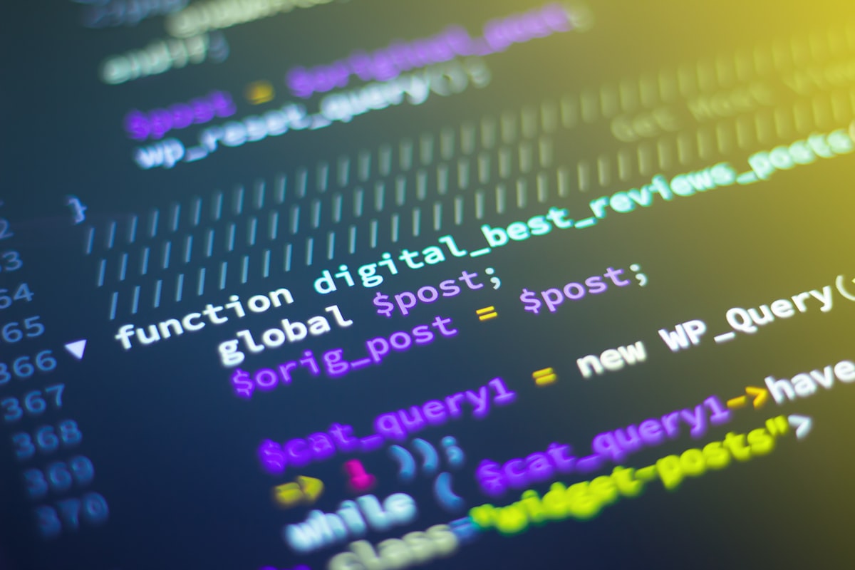 Schermo con codice e strumenti digitali